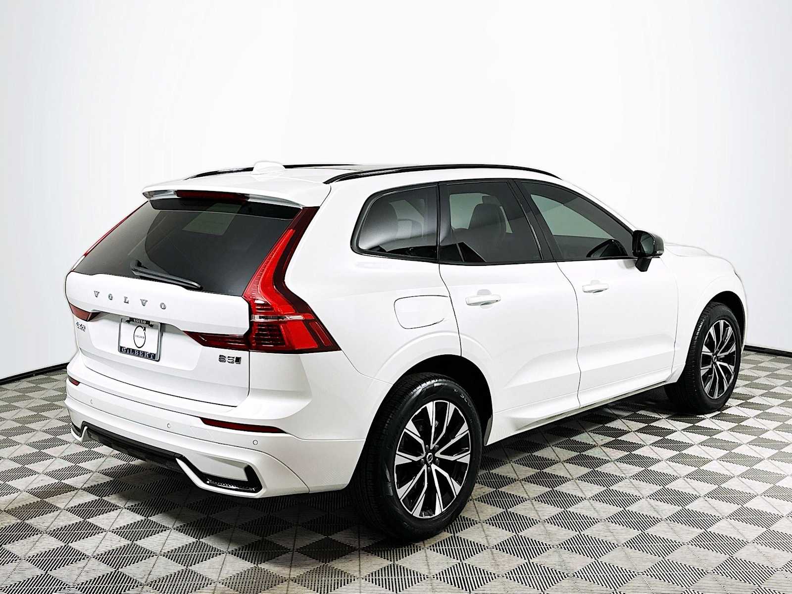 2025 Volvo XC60 B5 Core photo 6