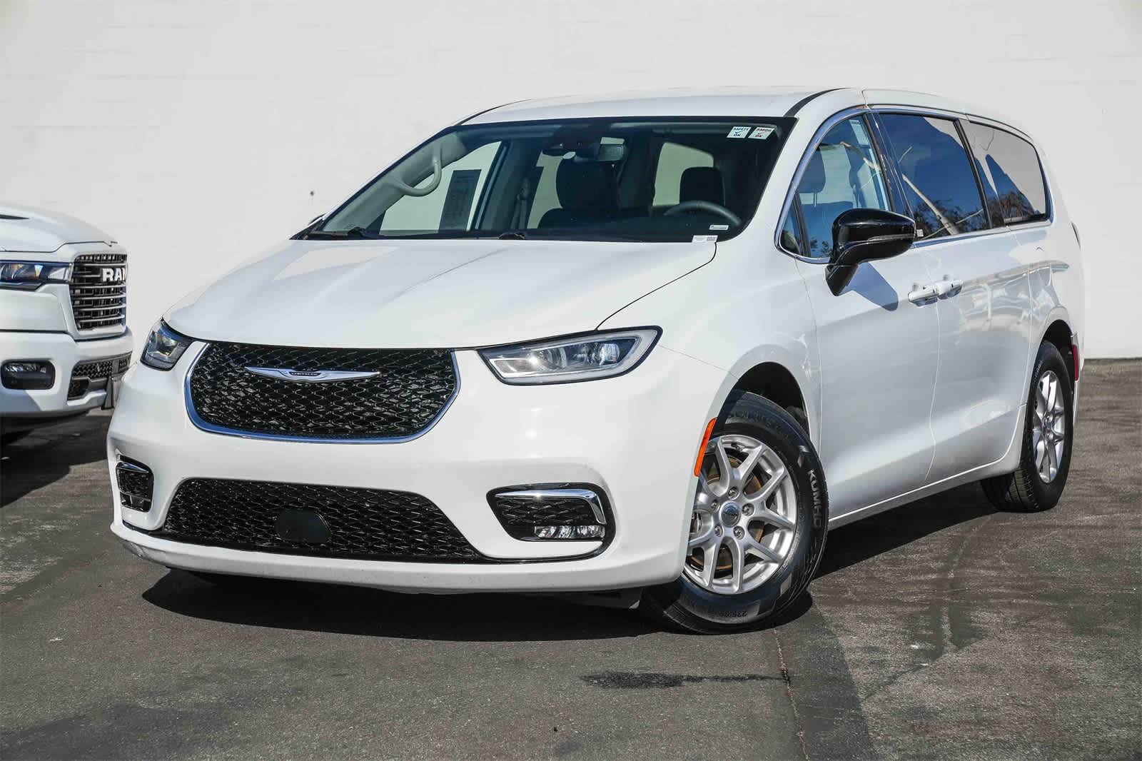 2024 Chrysler Pacifica Touring L's photo