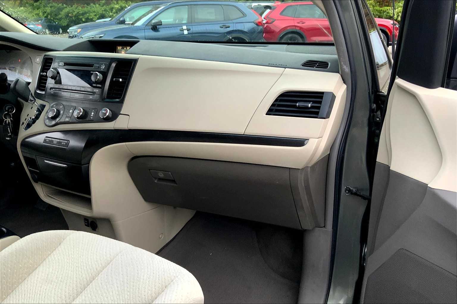 2011 Toyota Sienna LE photo 18