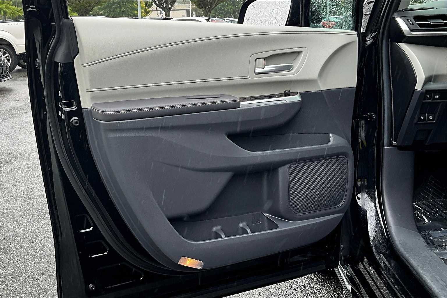 2024 Toyota Sienna XLE photo 21
