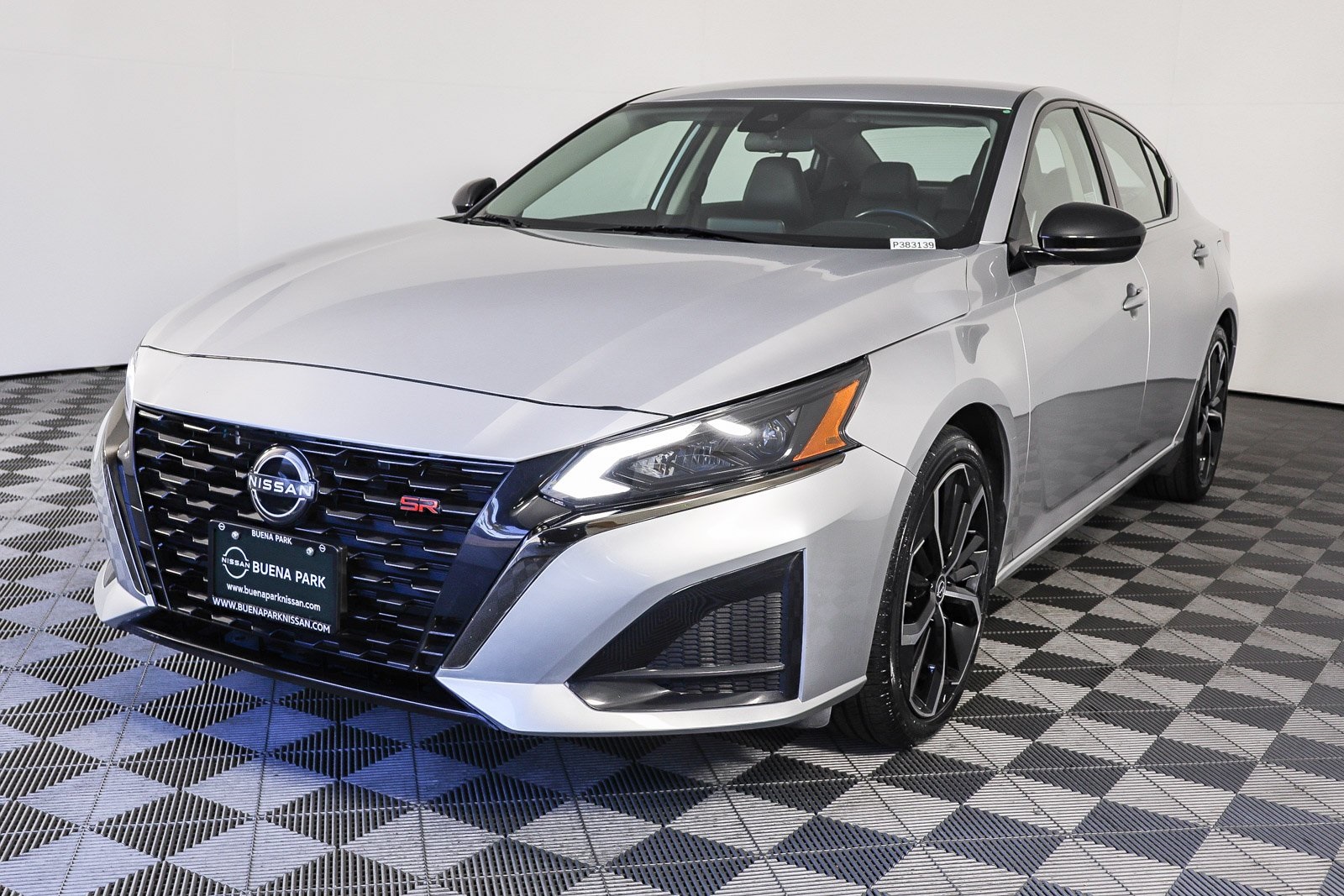 2023 Nissan Altima SR photo 3