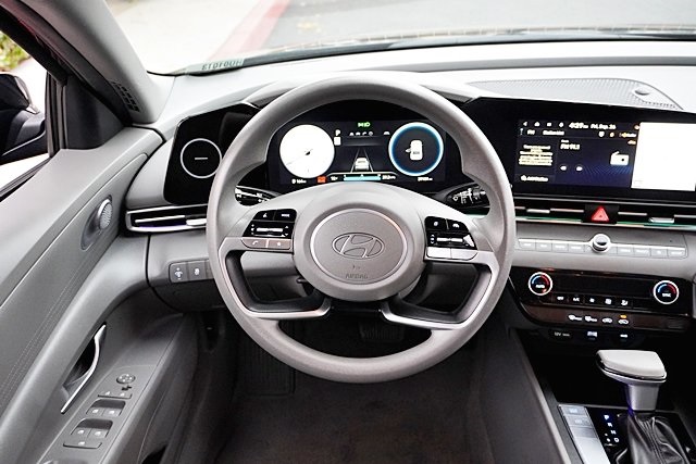 2024 Hyundai Elantra SEL photo 17