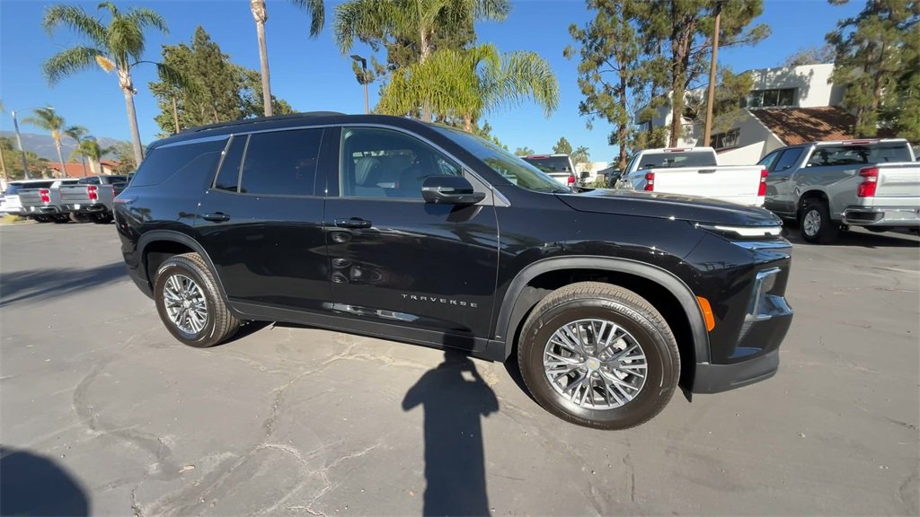 2026 Chevrolet Traverse photo 2