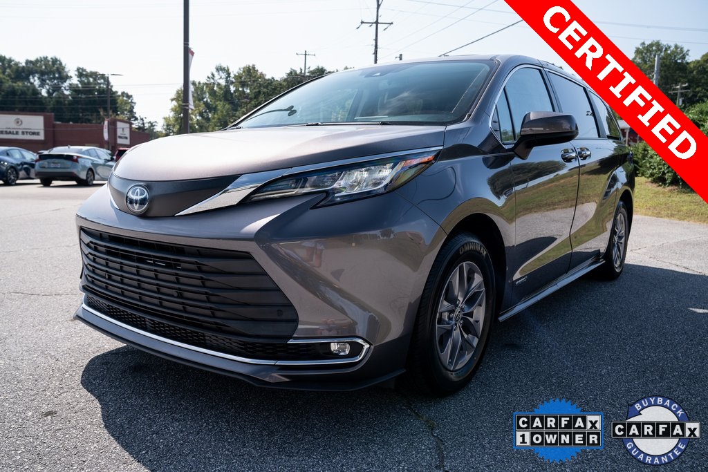 2021 Toyota Sienna XLE photo 3