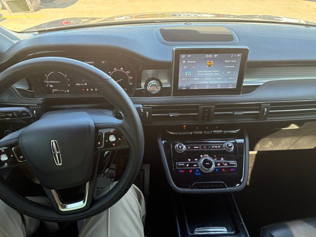 2022 Lincoln Corsair Standard photo 2