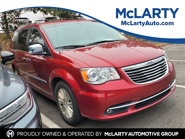 2014 Chrysler Town & Country Limited's photo