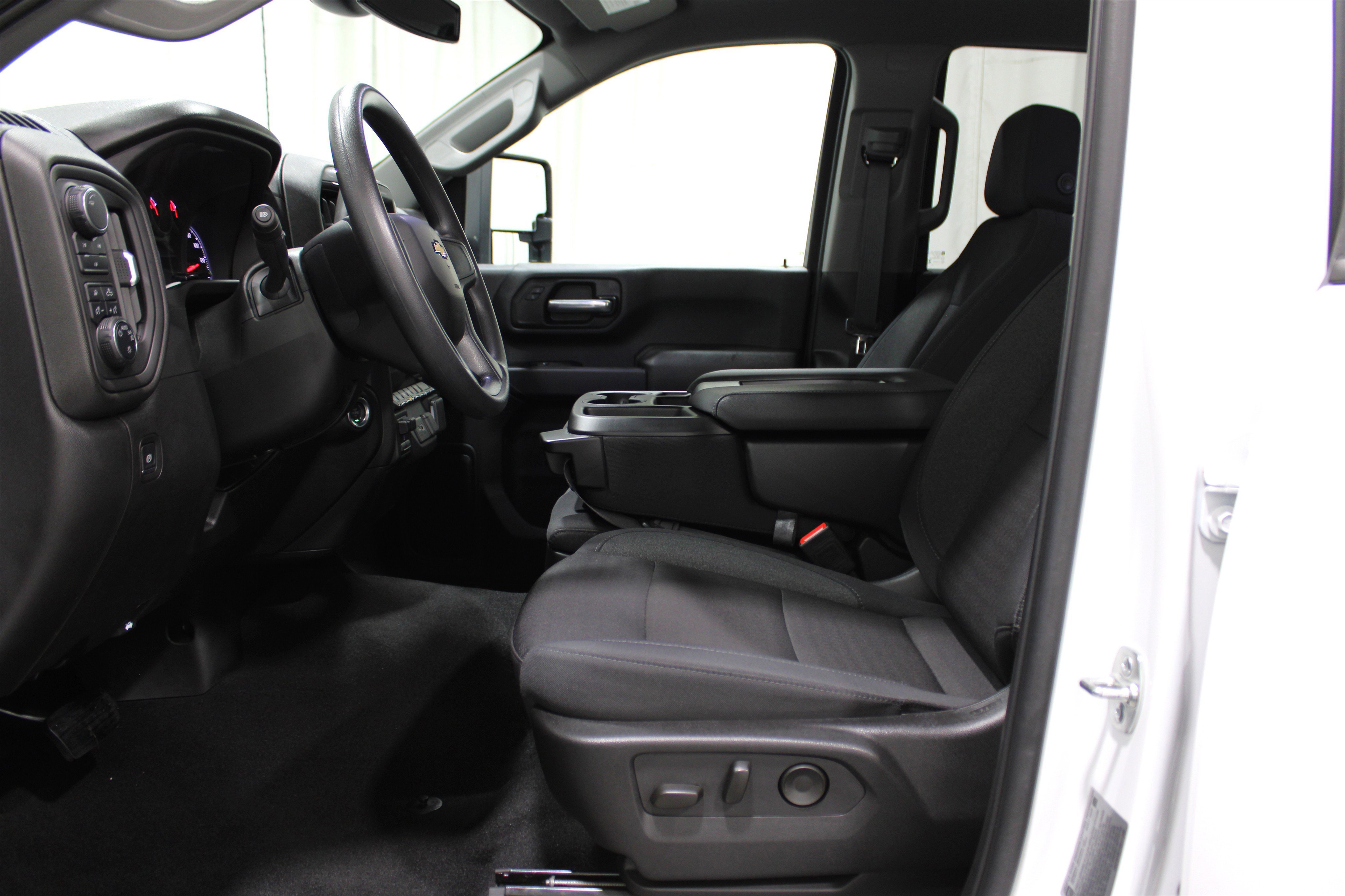 2025 Chevrolet Silverado 2500HD Custom photo 3