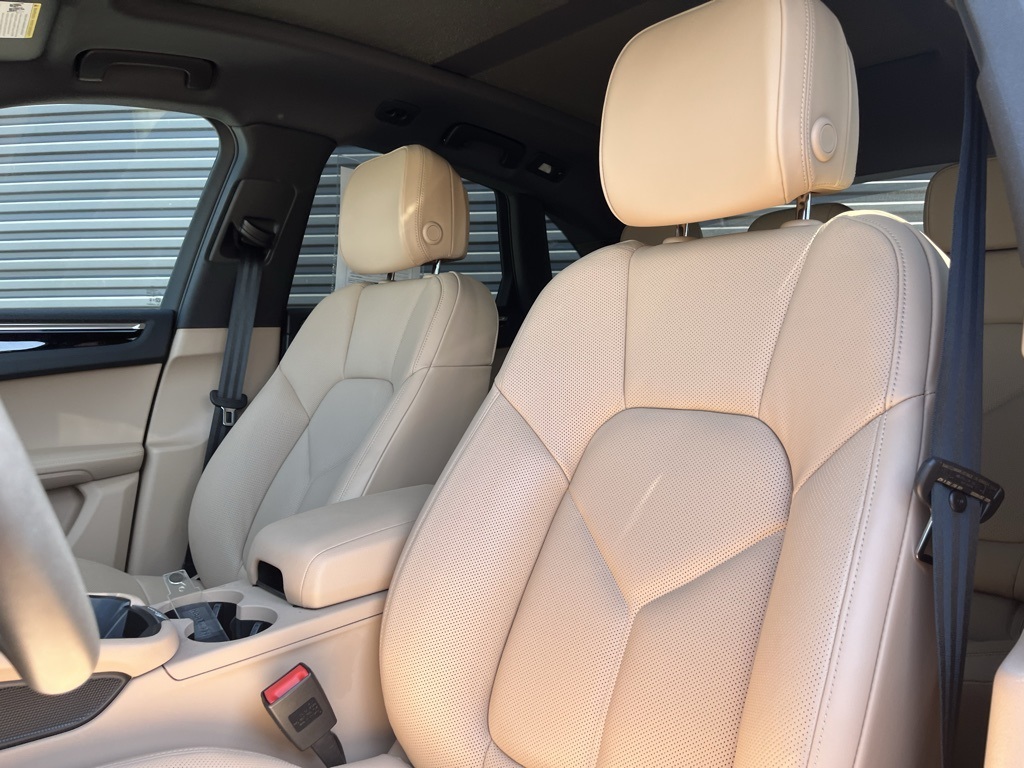 2025 Porsche Macan T photo 5