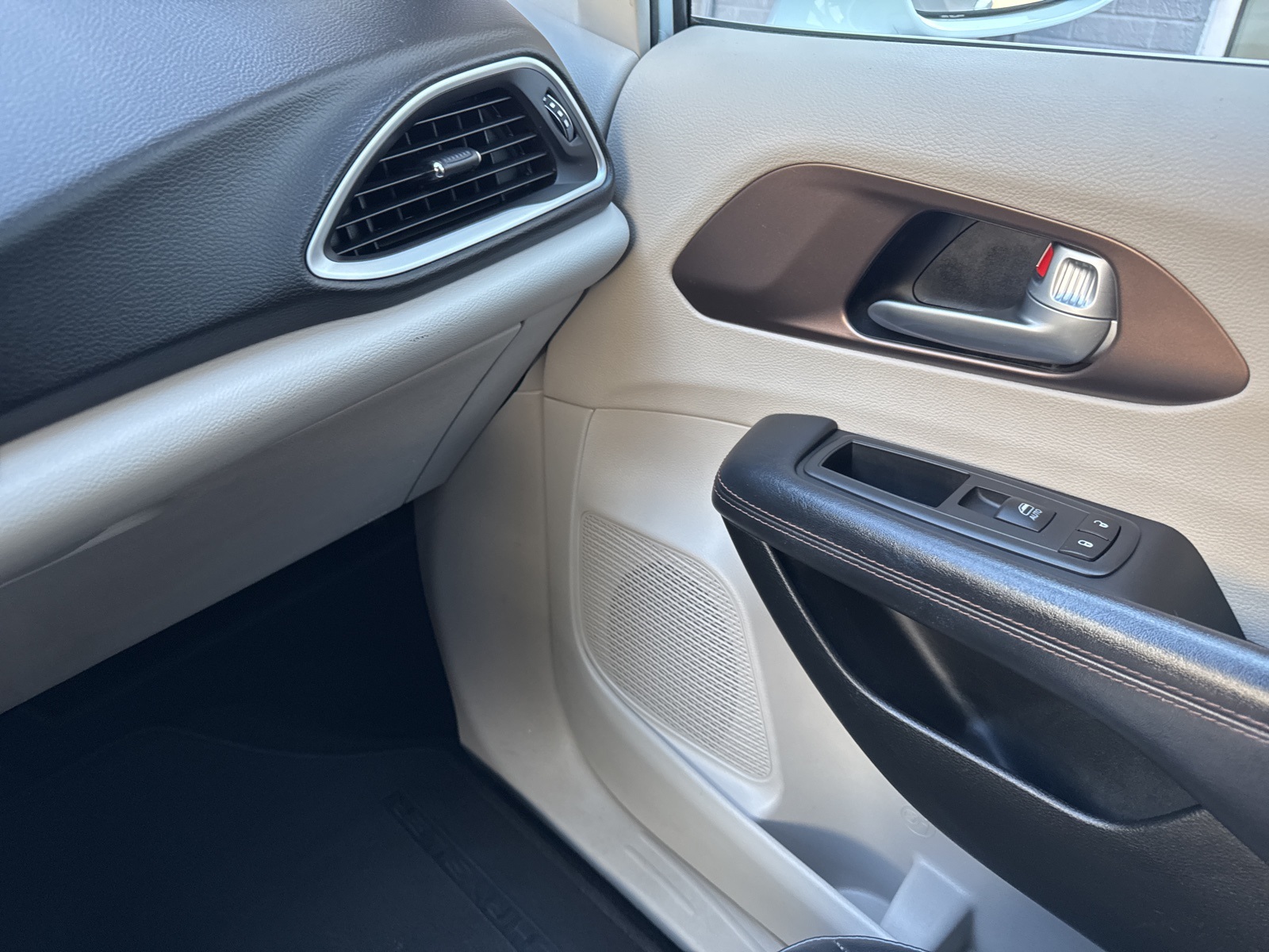 2017 Chrysler Pacifica Touring Plus photo 30