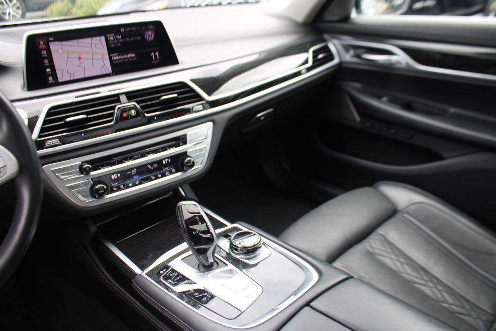 2020 Bmw 750i xDrive Sedan photo 25
