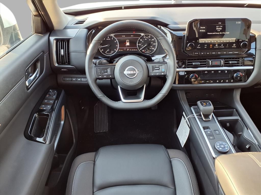 2025 Nissan Pathfinder SL photo 4