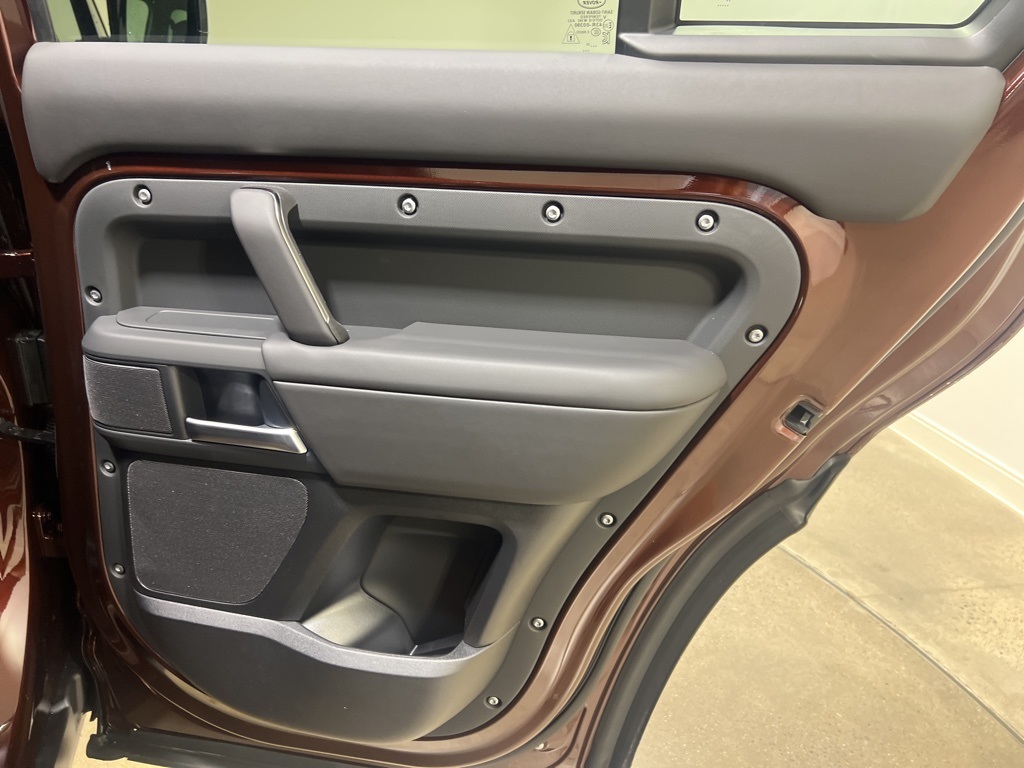 2025 Land Rover Defender 130 X-Dynamic SE photo 25