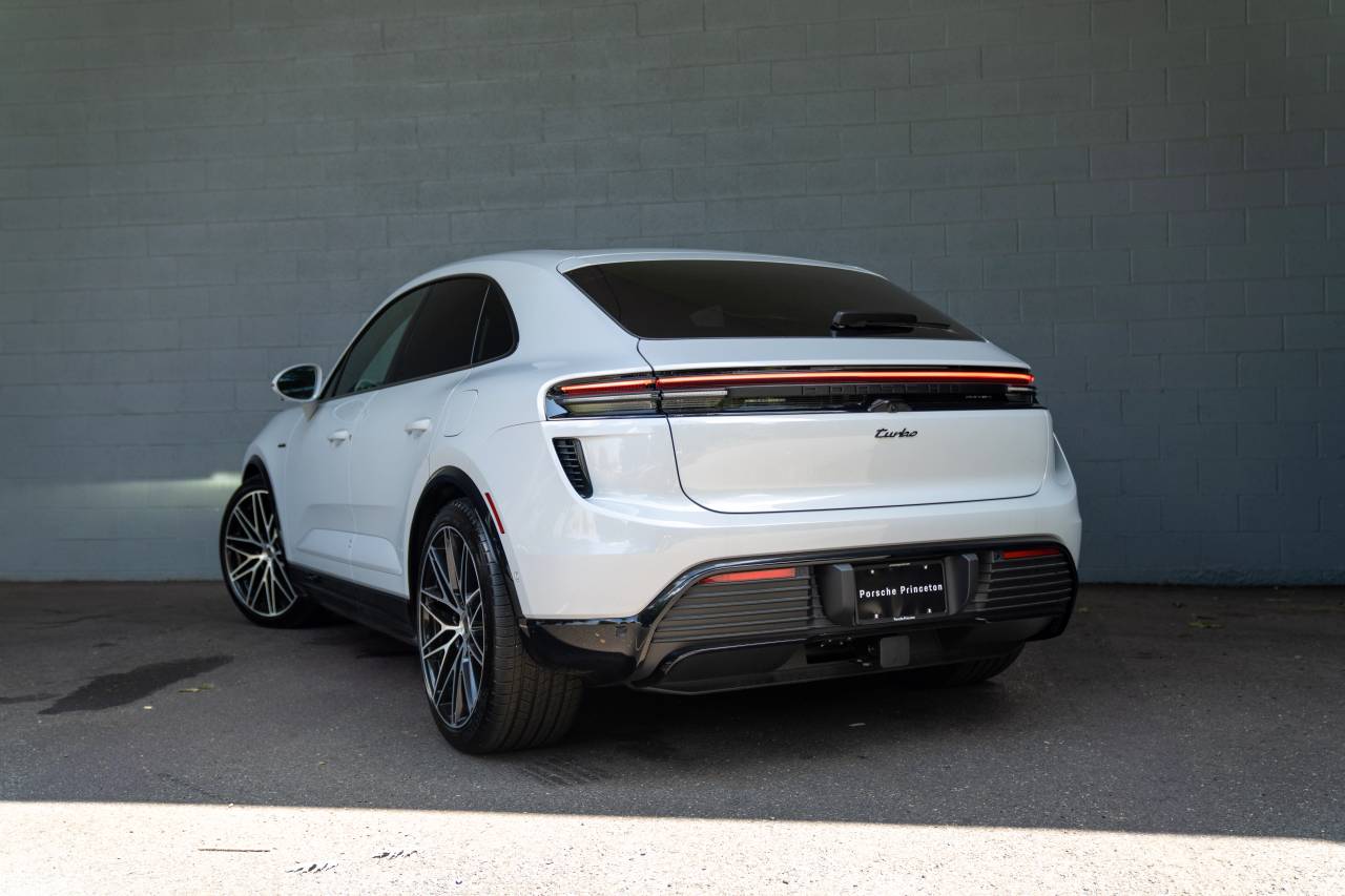 2025 Porsche Macan Turbo Electric photo 3