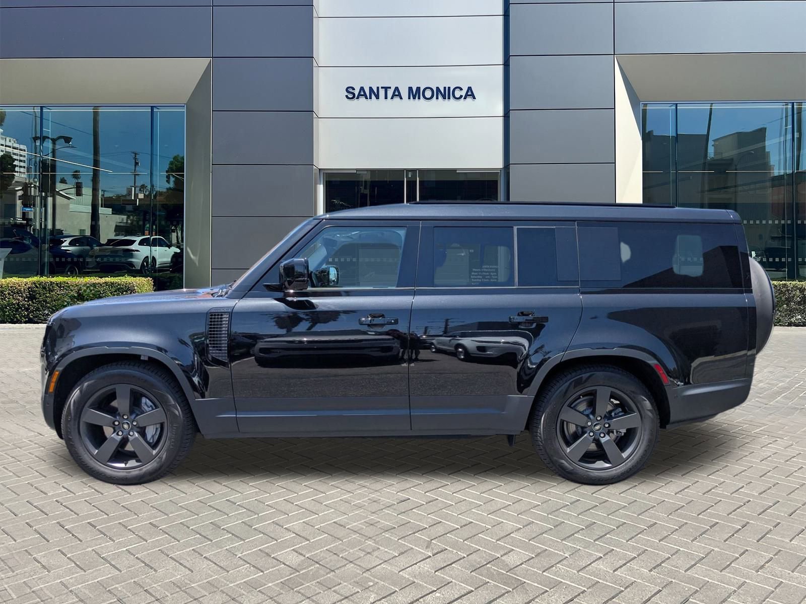 2025 Land Rover Defender 130 S photo 9