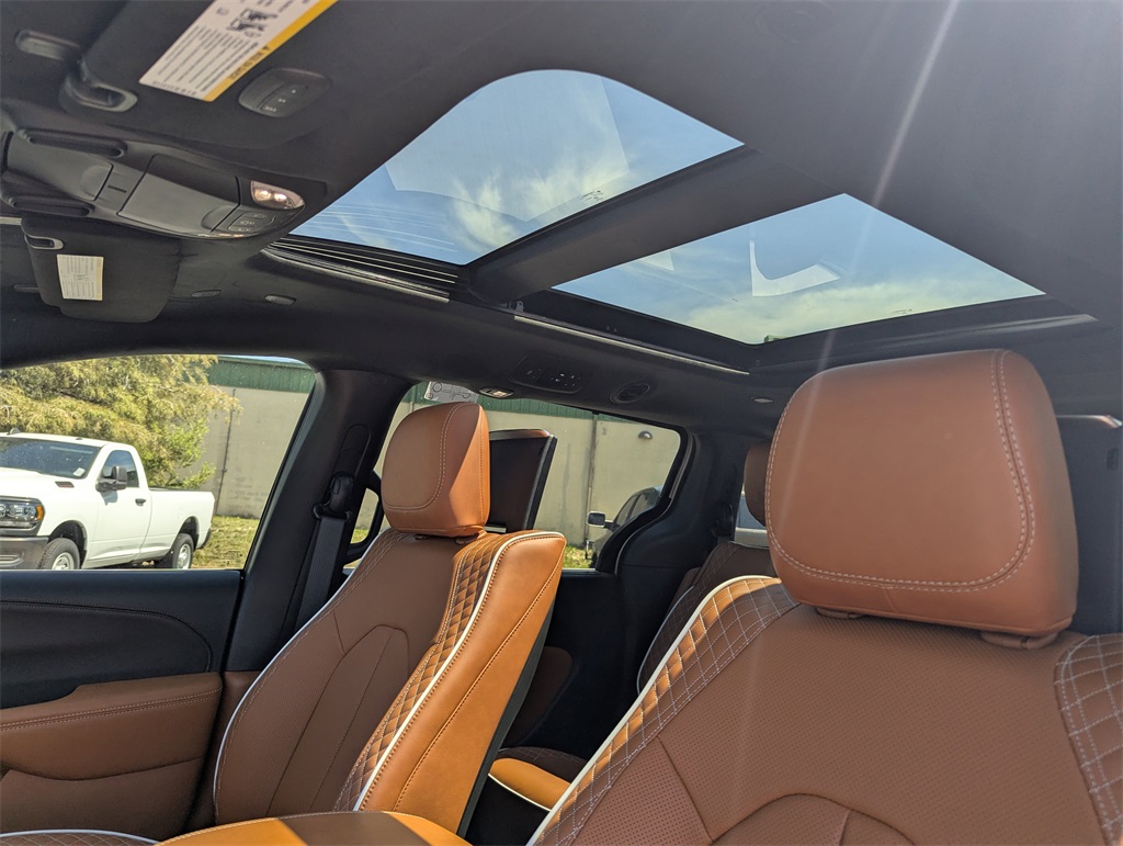 2026 Chrysler Pacifica Pinnacle photo 24