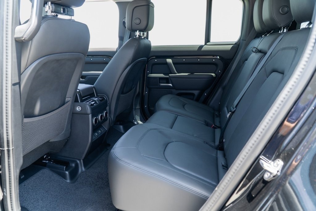 2025 Land Rover Defender 110 X-Dynamic SE photo 27