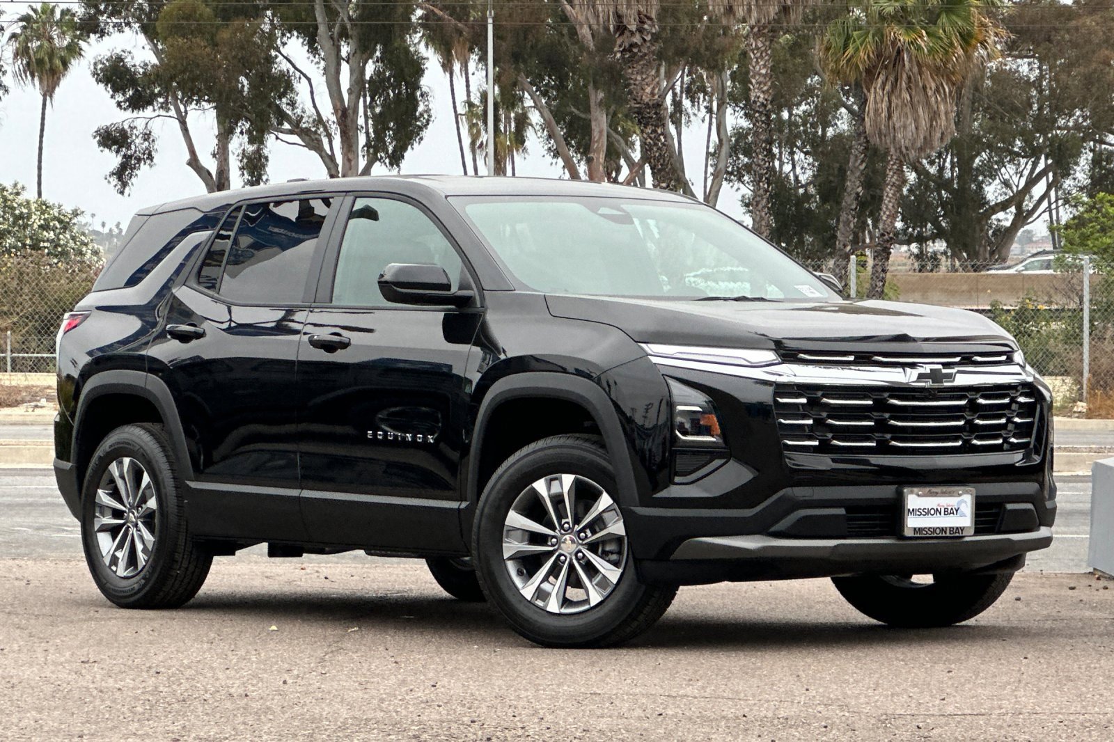 2025 Chevrolet Equinox LT photo 2