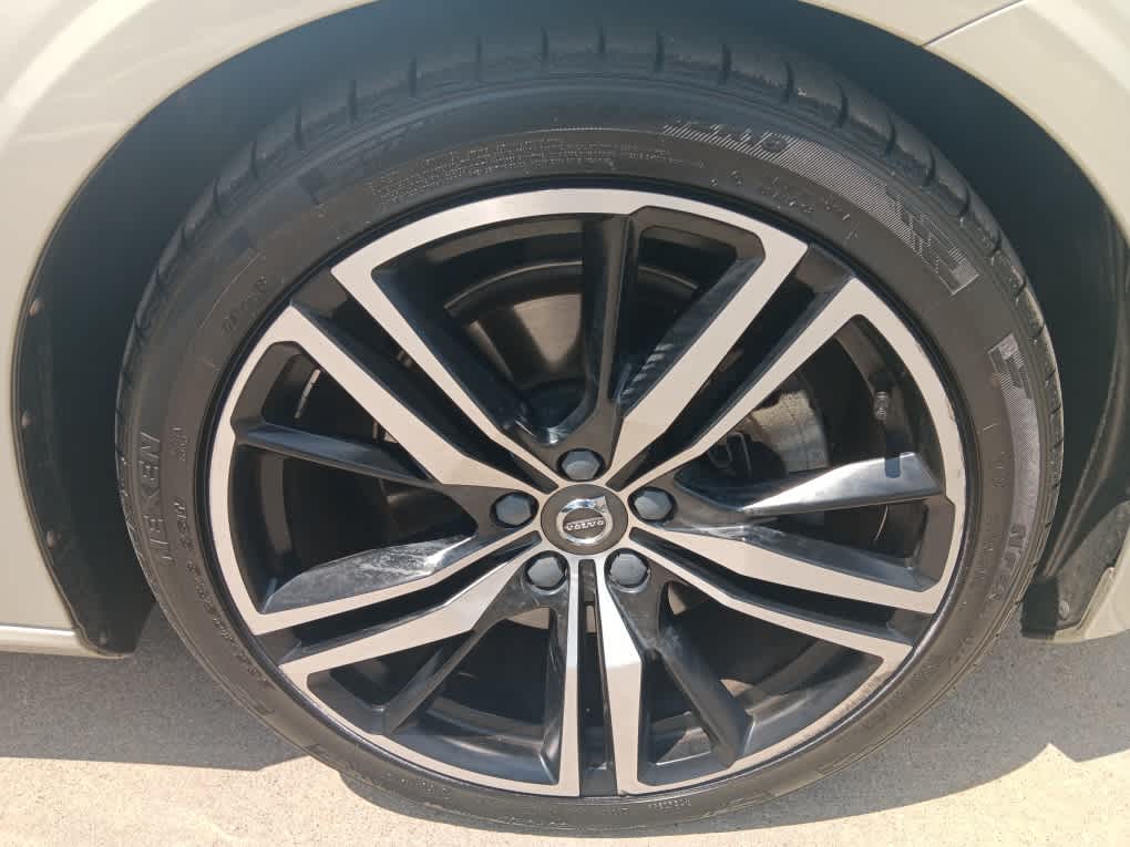 2020 Volvo S60 R-Design photo 3
