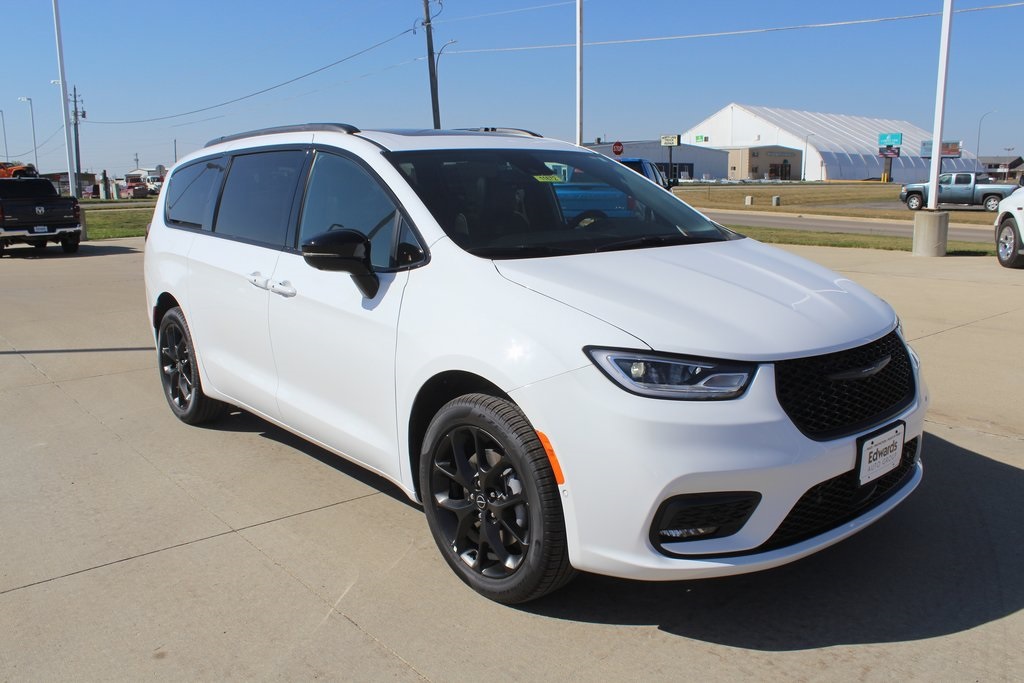 2026 Chrysler Pacifica Limited's photo