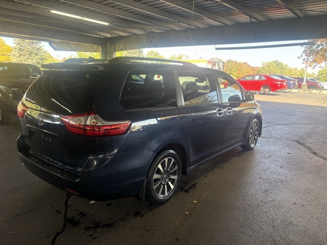 2019 Toyota Sienna XLE photo 3