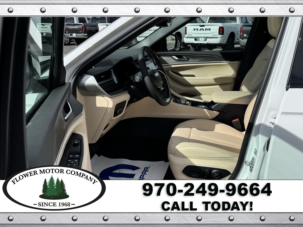 2025 Jeep Grand Cherokee Limited photo 3