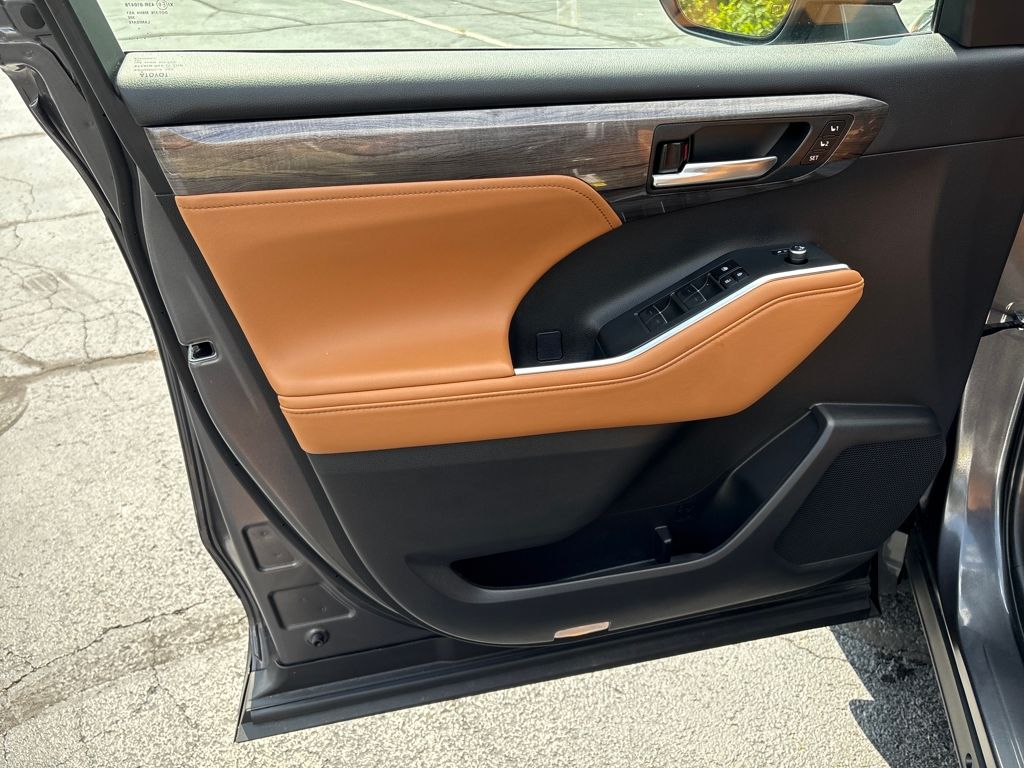 2024 Toyota Highlander Platinum photo 10