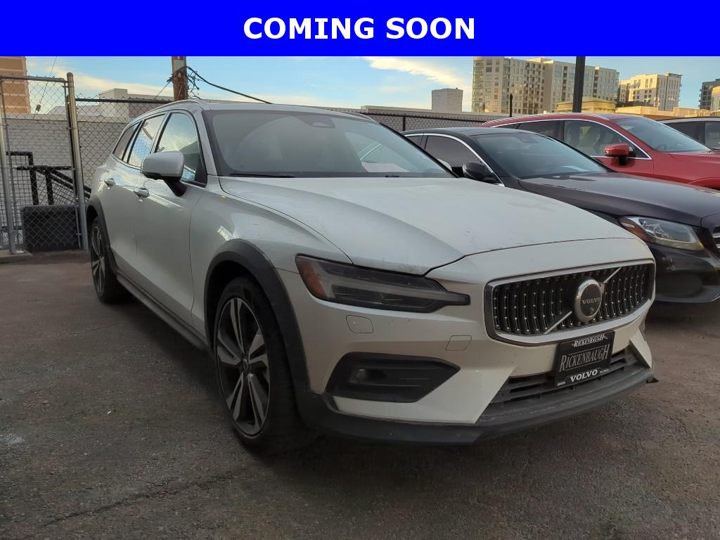 2025 Volvo V60 Cross Country Plus's photo
