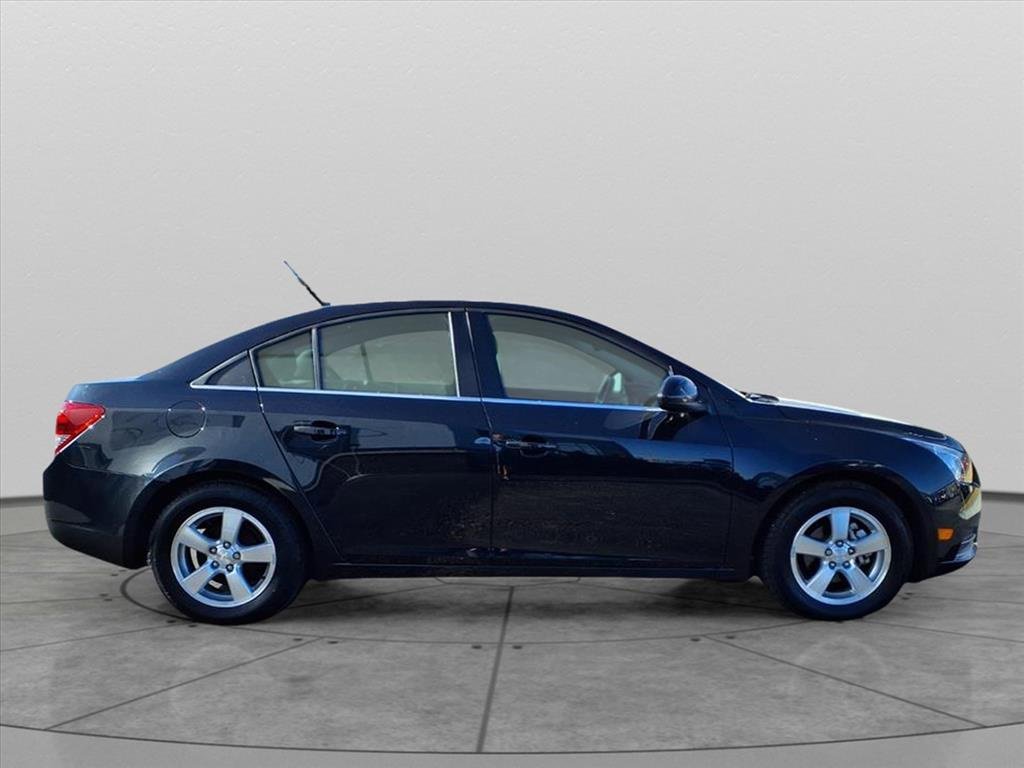 2013 Chevrolet Cruze photo 2