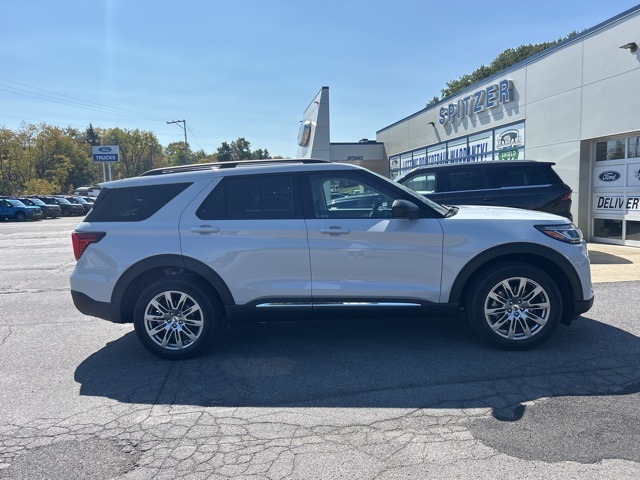 2025 Ford Explorer photo 3