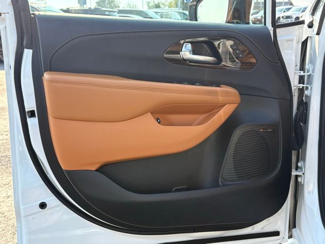 2023 Chrysler Pacifica Hybrid Pinnacle photo 16