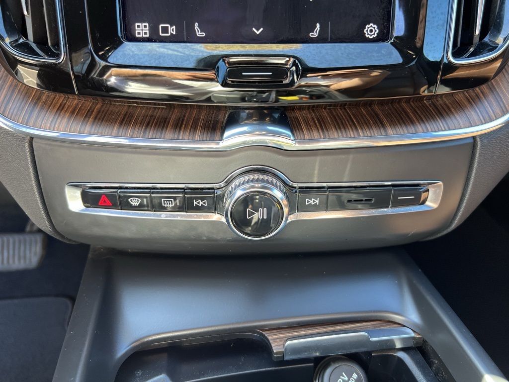 2022 Volvo XC60 B5 Momentum photo 19