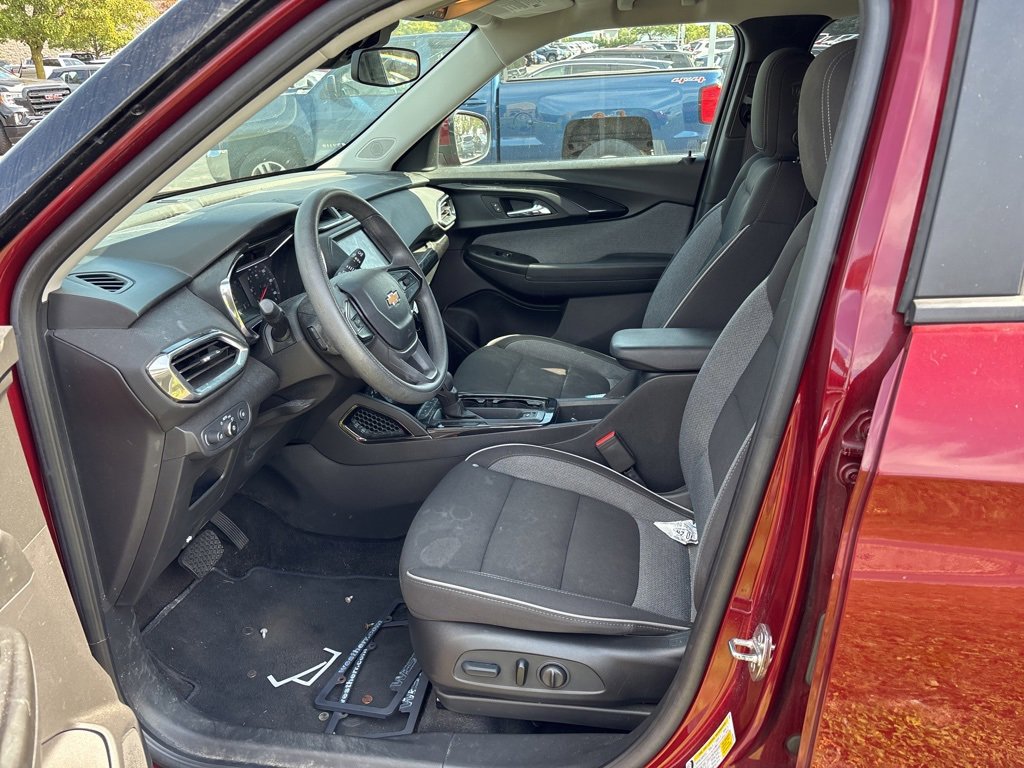 2022 Chevrolet Trailblazer LT photo 2