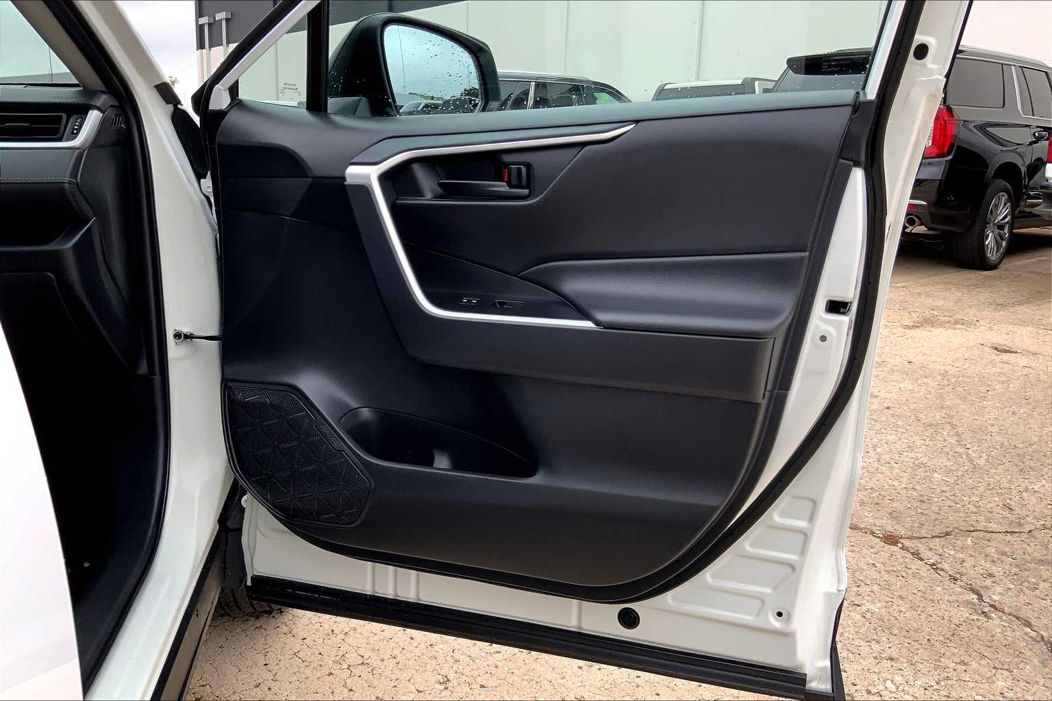 2025 Toyota RAV4 LE photo 19