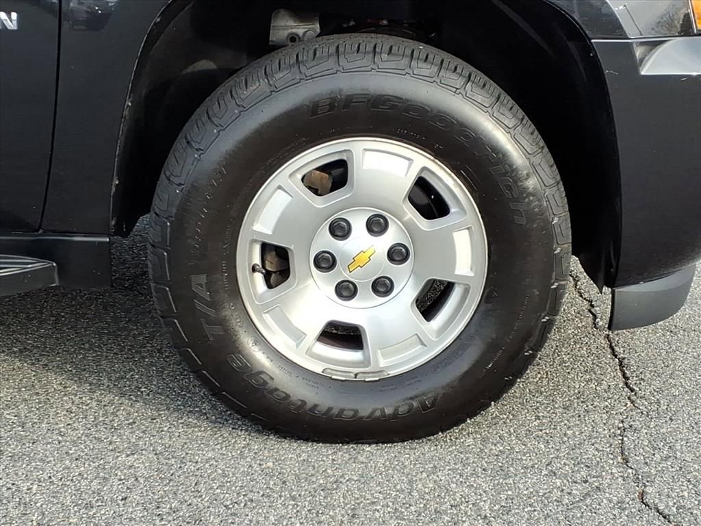 2011 Chevrolet Suburban 1500 LT photo 2