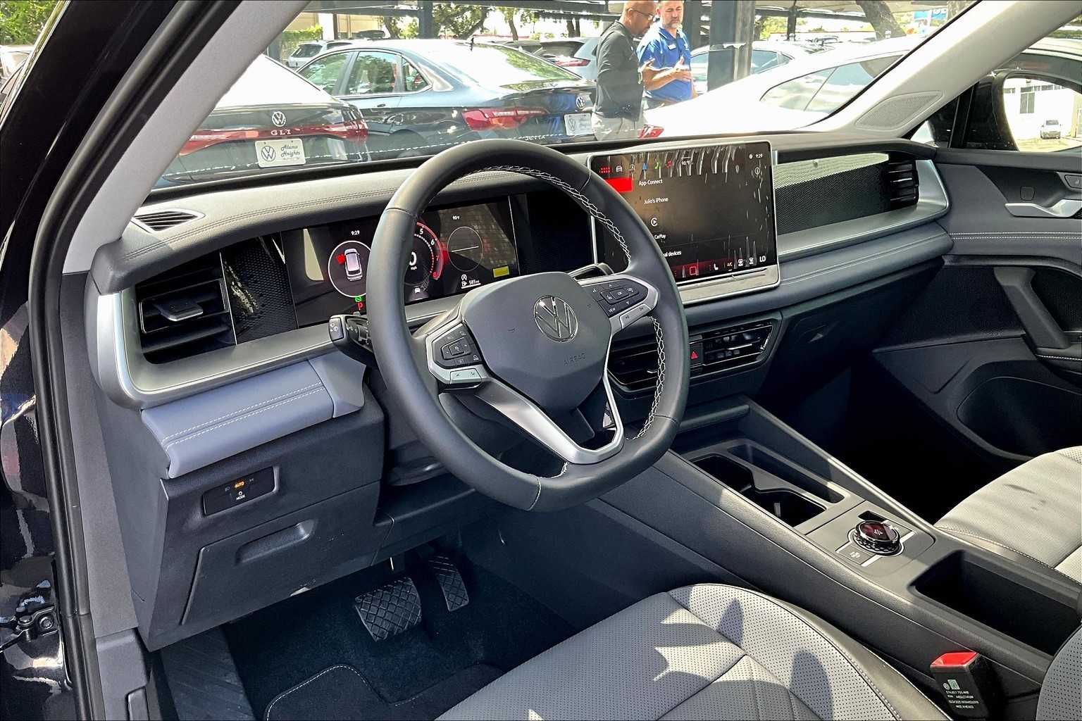 2025 Volkswagen Tiguan SE photo 3