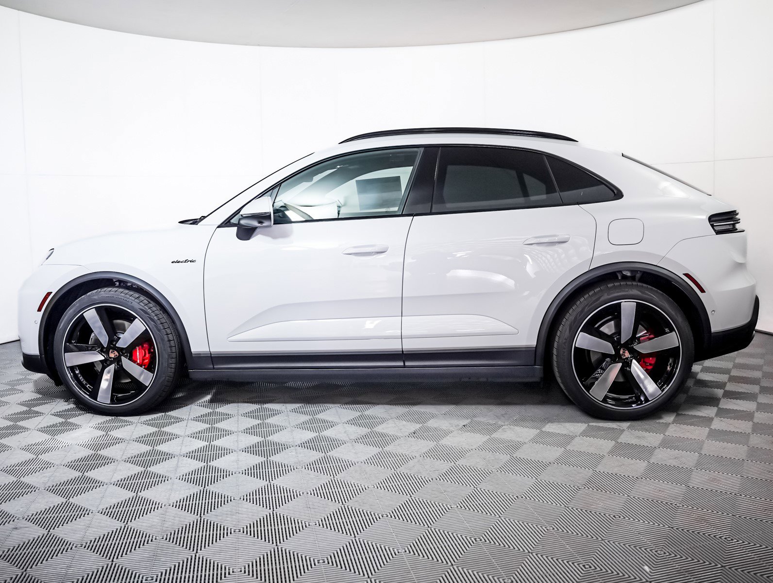 2025 Porsche Macan Electric photo 2