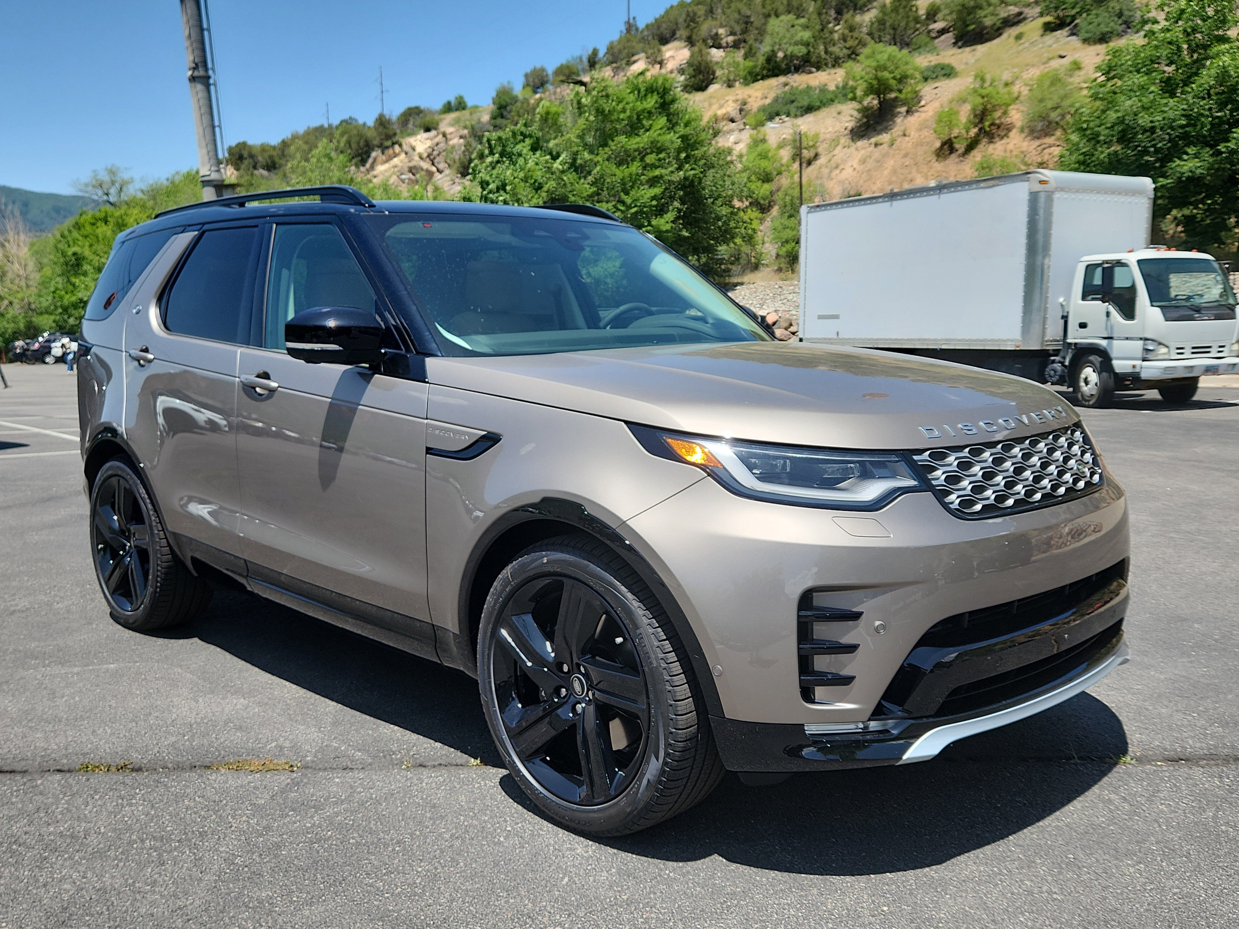 2025 Land Rover Discovery Metropolitan Edition's photo