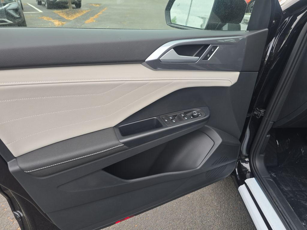 2025 Volkswagen Taos SEL photo 4