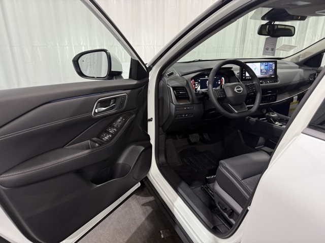 2026 Nissan Rogue Platinum photo 4