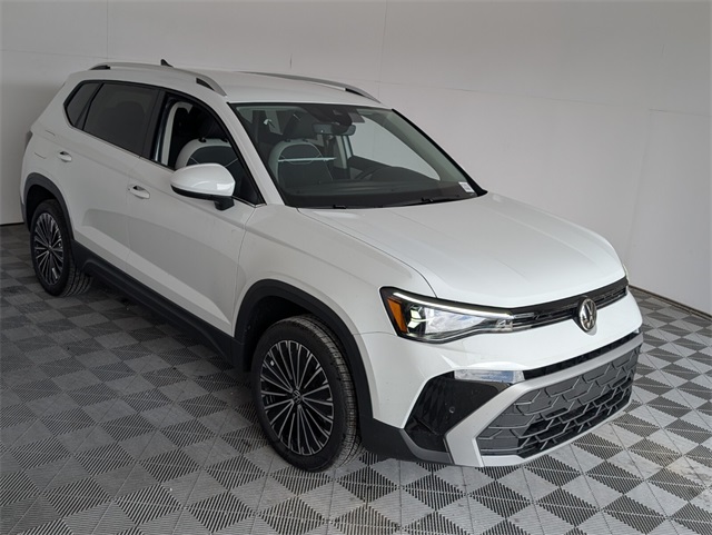 2025 Volkswagen Taos SE photo 2
