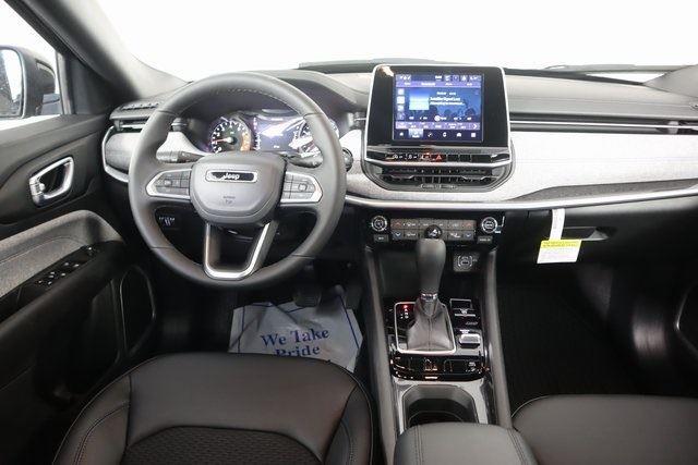 2025 Jeep Compass Latitude photo 4