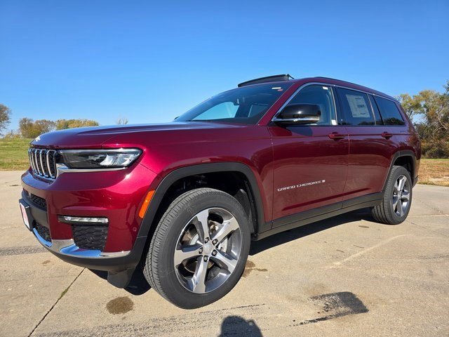 2025 Jeep Grand Cherokee Limited photo 3