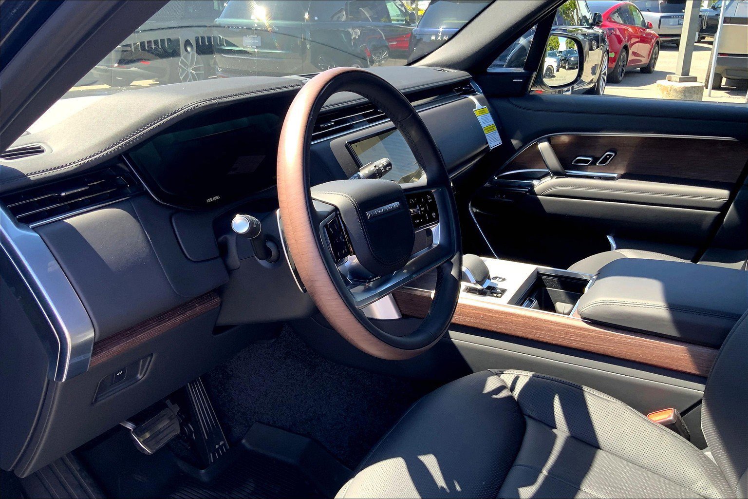 2025 Land Rover Range Rover SE photo 8