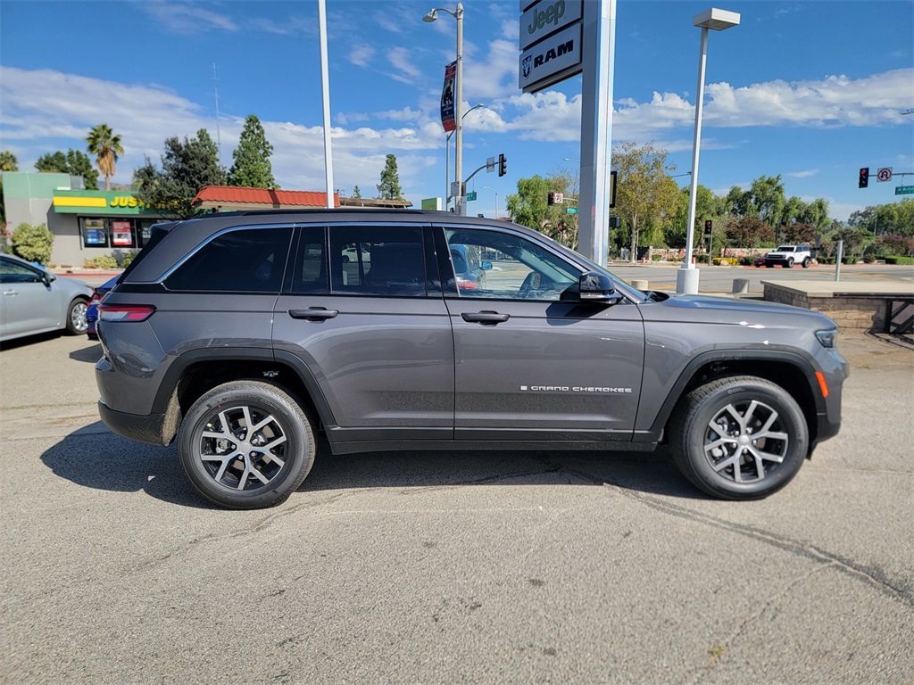 2025 Jeep Grand Cherokee Limited photo 3