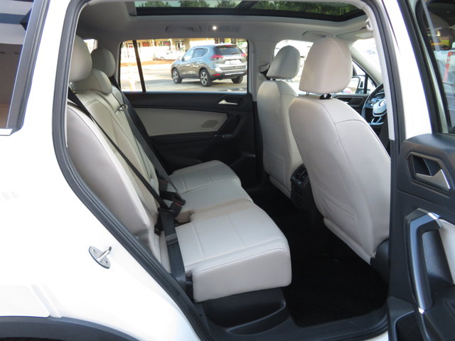 2020 Volkswagen Tiguan SEL photo 9