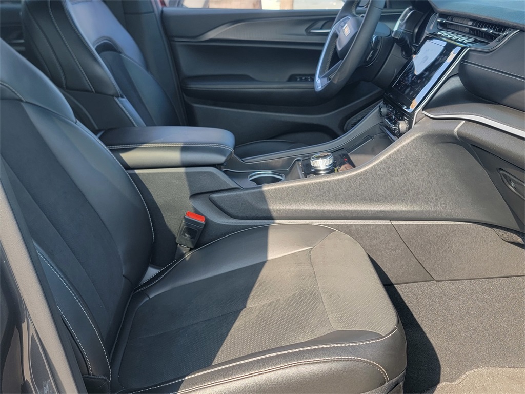 2025 Jeep Grand Cherokee Altitude photo 12