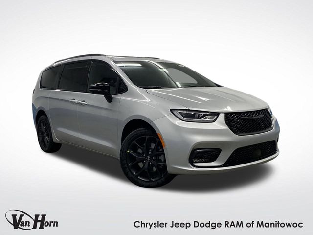 2026 Chrysler Pacifica Select's photo