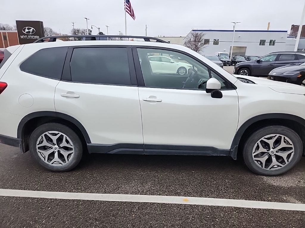 2022 Subaru Forester Premium photo 2