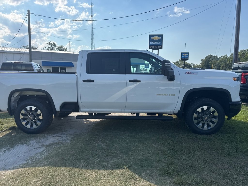 2025 Chevrolet Silverado 2500HD Custom photo 4