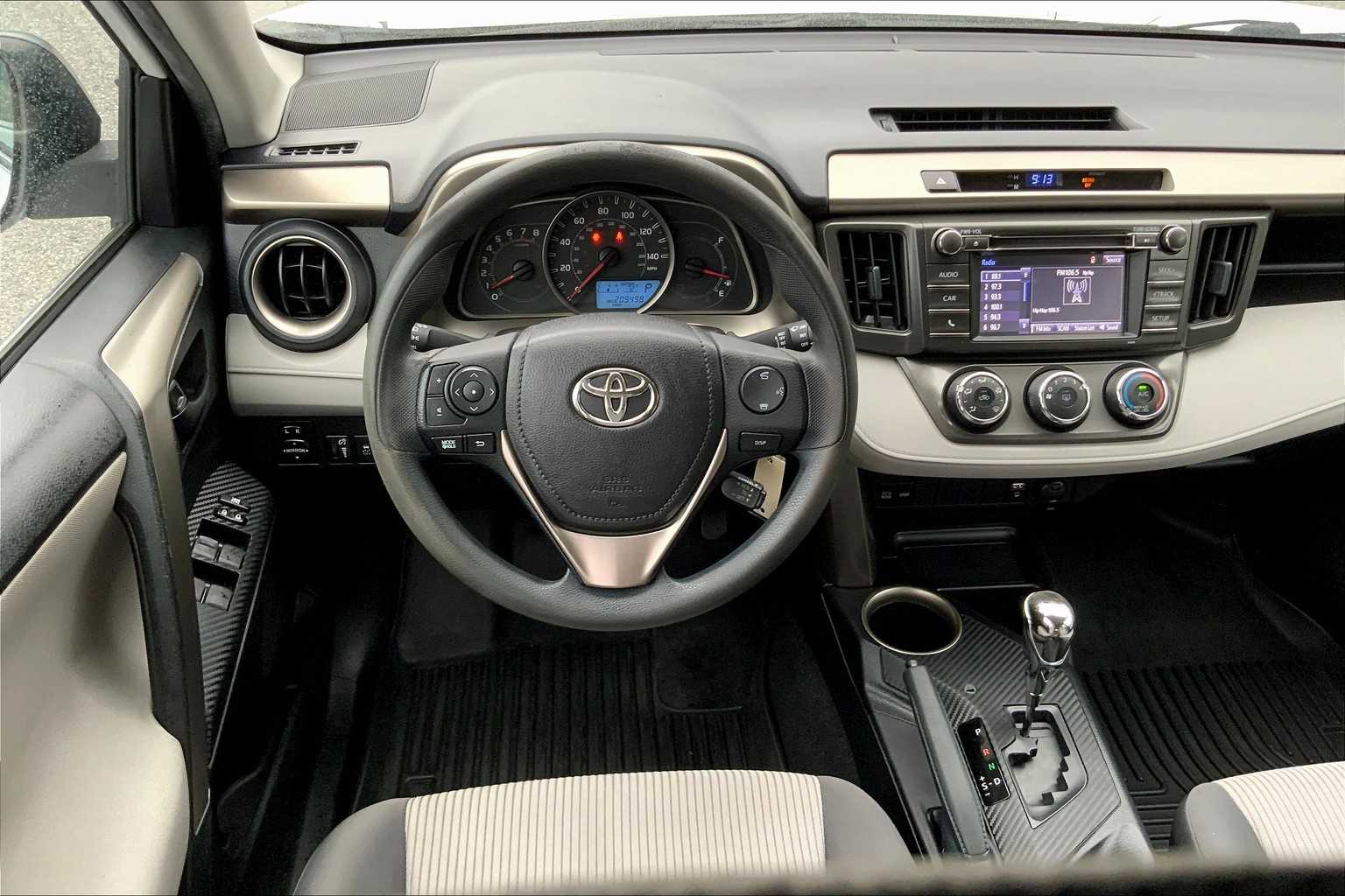 2015 Toyota RAV4 LE photo 5
